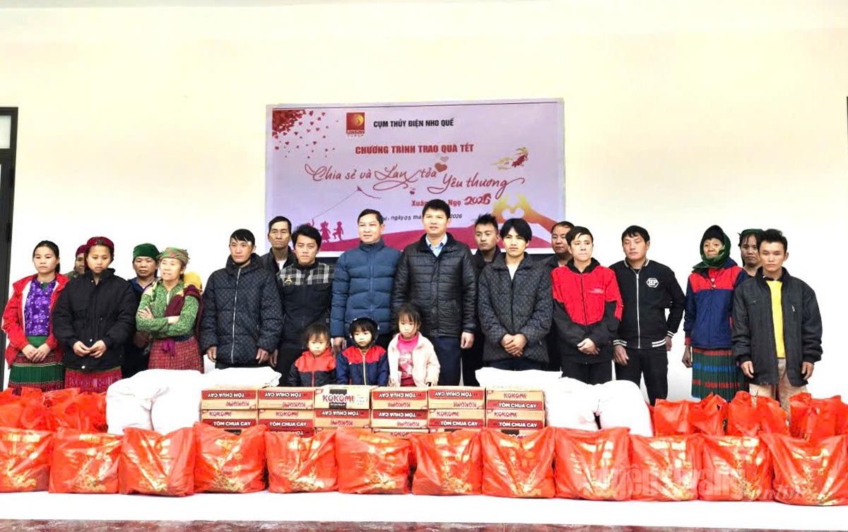 Đại diện lãnh đạo Tập đoàn Bitexco trao quà Tết tặng người dân xã Sơn Vĩ.