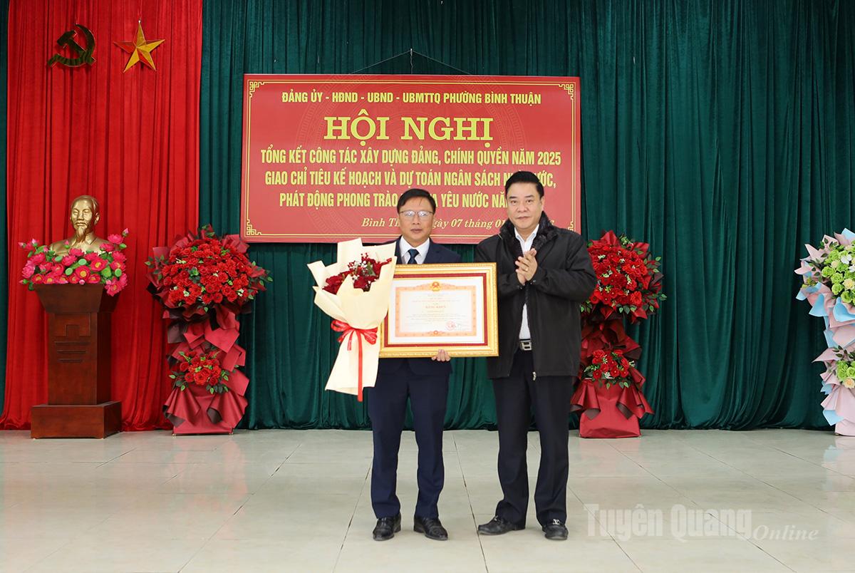 Phó Chủ tịch UBND tỉnh Hoàng Gia Long trao Bằng khen của Thủ tướng Chính phủ cho đồng chí Nguyễn Hồng Quân, Phó Bí thư Đảng ủy, Chủ tịch UBND phường Bình Thuận .