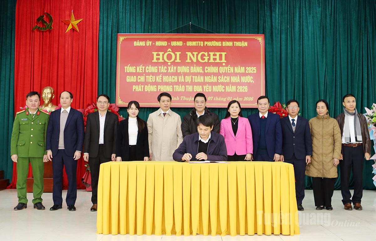 Các đại biểu chứng kiến ký giao ước thi đua.