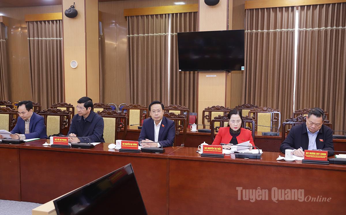 Các thành viên đoàn công tác Ủy ban Thường vụ Quốc hội - Hội đồng bầu cử quốc gia tại buổi giám sát.