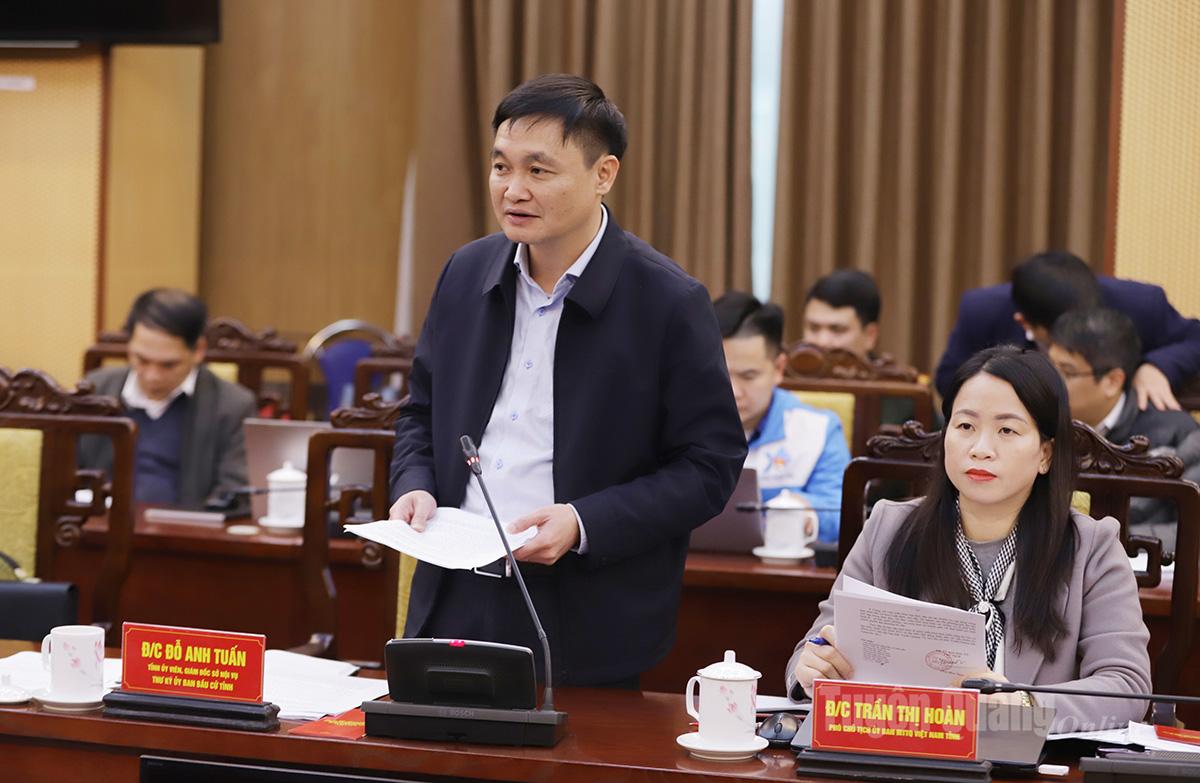 Giám đốc Sở Nội vụ Đỗ Anh Tuấn trình bày báo cáo tình hình triển khai công tác bầu cử trên địa bàn tỉnh.