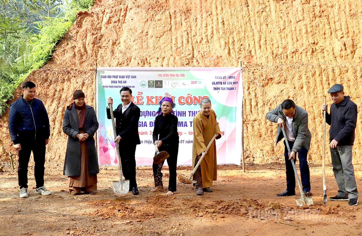 Các đại biểu tiến hành khởi công xây dựng nhà tình thương cho bà Ma Thị Cém, xã Liên Hiệp