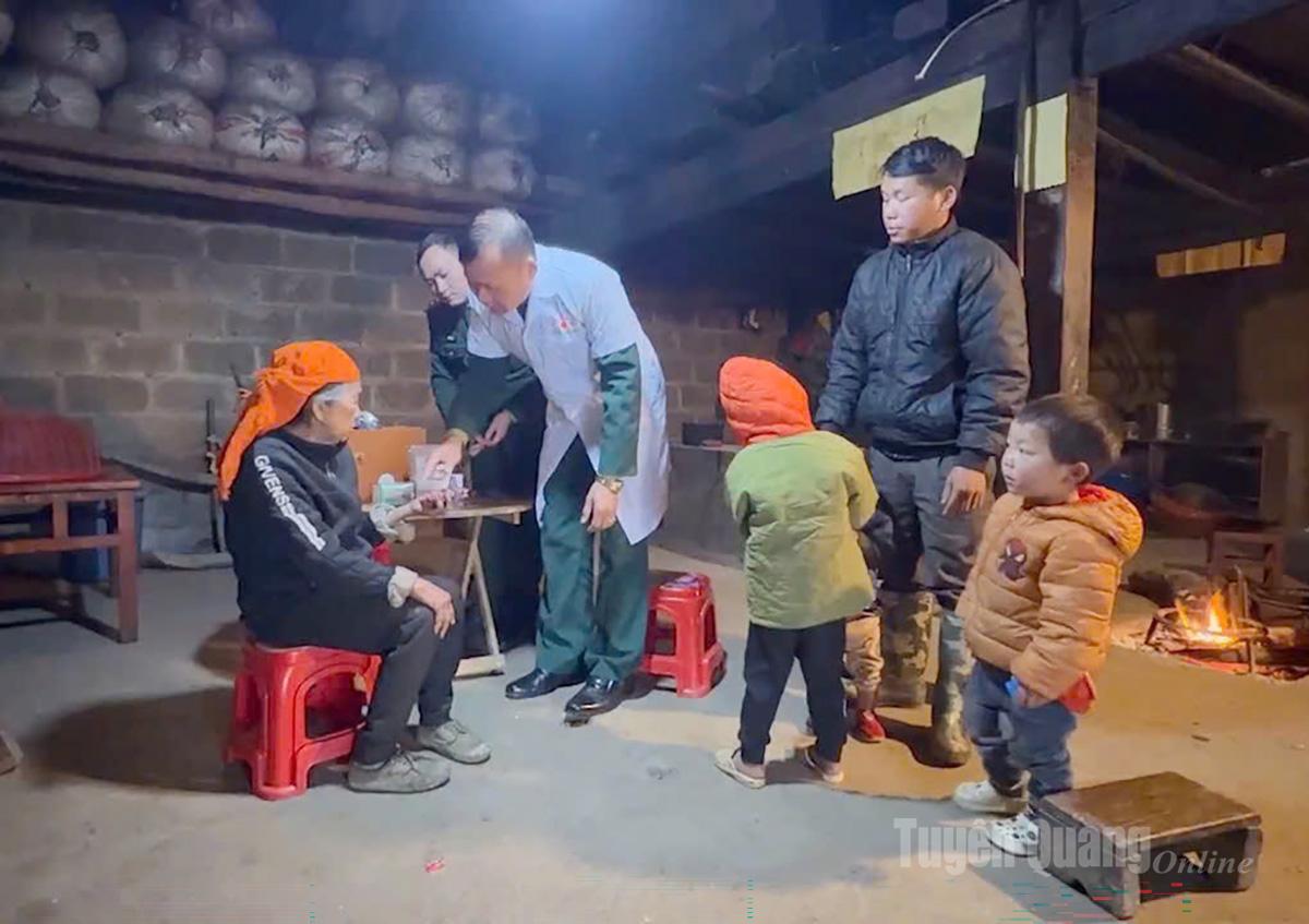 Cán bộ, chiến sĩ đồn biên phòng Sơn Vĩ, tổ chức thăm, khám chữa bệnh và cấp thuốc miễn phí cho Nhân dân.