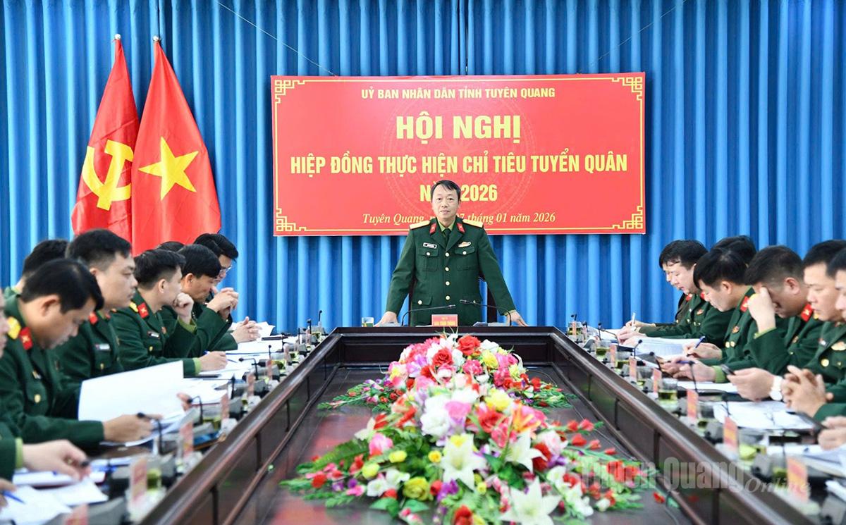 Đồng chí Đại tá Đào Toàn Thắng, Phó Chỉ huy trưởng, Tham mưu trưởng Bộ CHQS tỉnh chủ trì hội nghị.