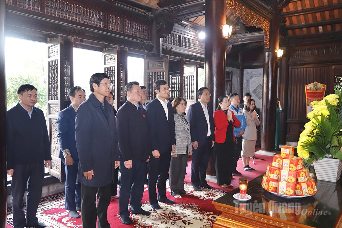 Đoàn công tác thực hiện nghi lễ dâng hoa, dâng hương tưởng nhớ Chủ tịch Hồ Chí Minh trong Đền thờ.