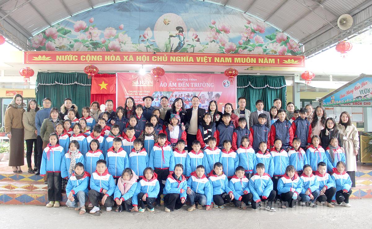 Đoàn trao 300 áo rét cho học sinh Trường Phổ thông Dân tộc Bán trú THCS Lũng Chinh, xã Sủng Máng.