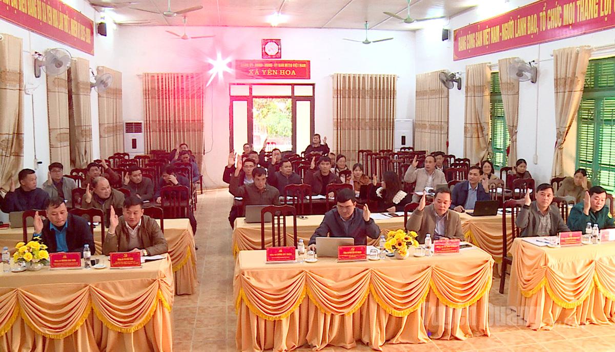 Các đại biểu biểu quyết, thống nhất thông qua kết quả lấy ý kiến nhận xét đối với người ứng cử đại biểu Hội đồng nhân dân xã.