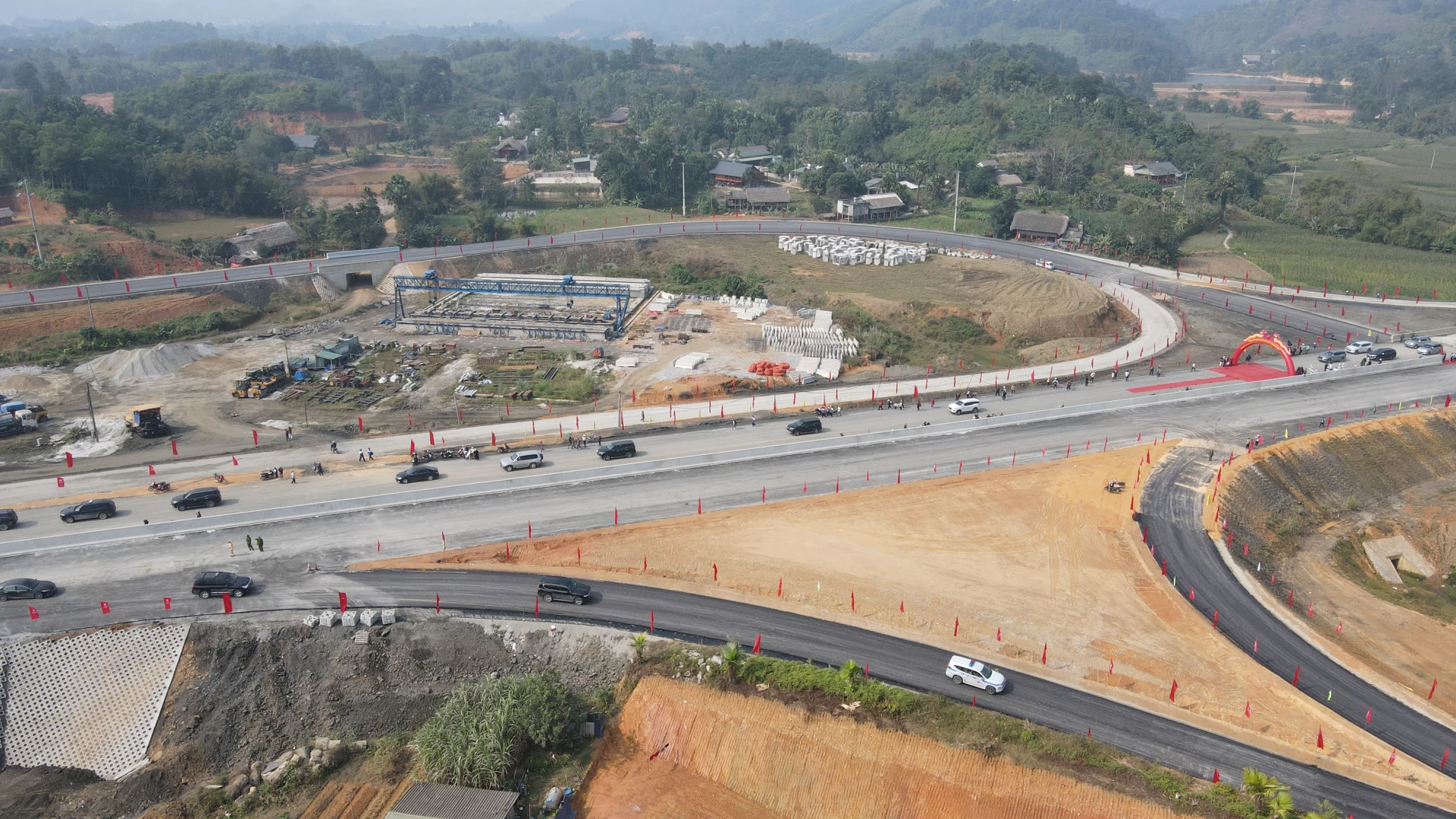 The starting point of the Tuyen Quang – Ha Giang Expressway project (Phase 1), connecting with Phase 2 of the Tuyen Quang – Ha Giang Expressway project (from Tan Quang Commune to Thanh Thuy International Border Gate), is being urgently completed with various construction items by the contractors.