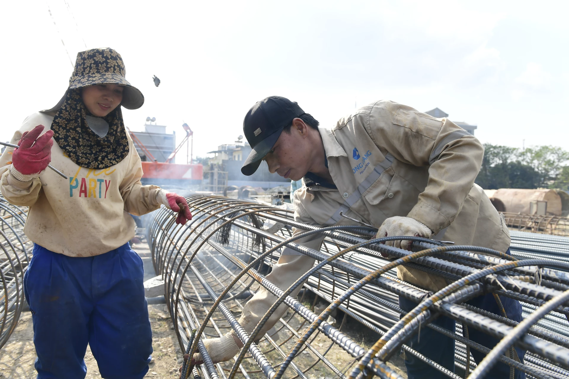 Workers from Thanh Giang Construction and Trading Co., Ltd. and Thinh Hung Co., Ltd. are carrying out pile-driving works for the August Cinema and Cultural Services Construction Project.