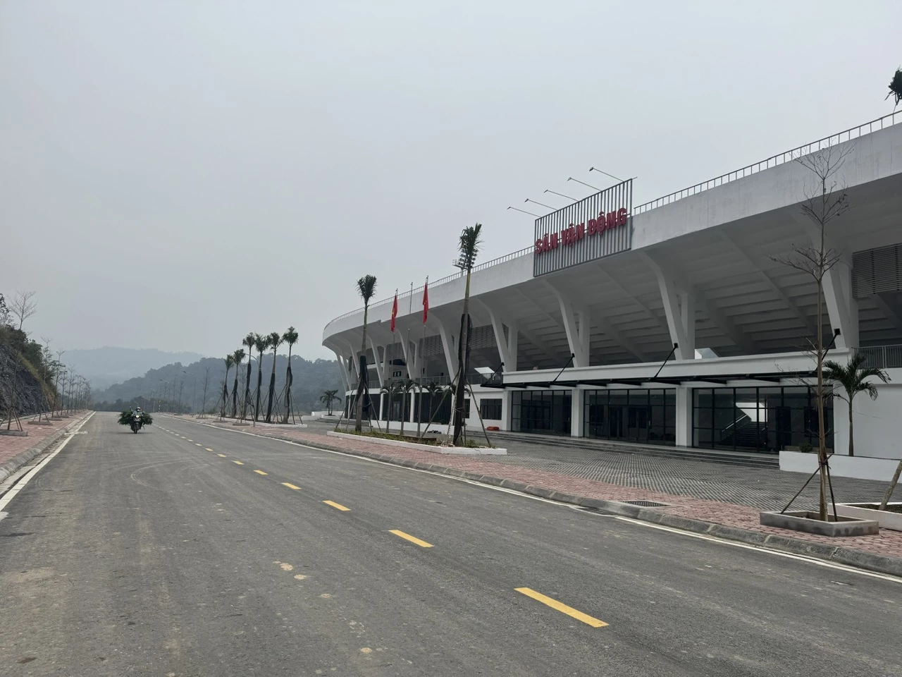 The stadium project in Ha Giang 2 Ward is being completed by the contractor, with remaining items finalized for handover and operation.