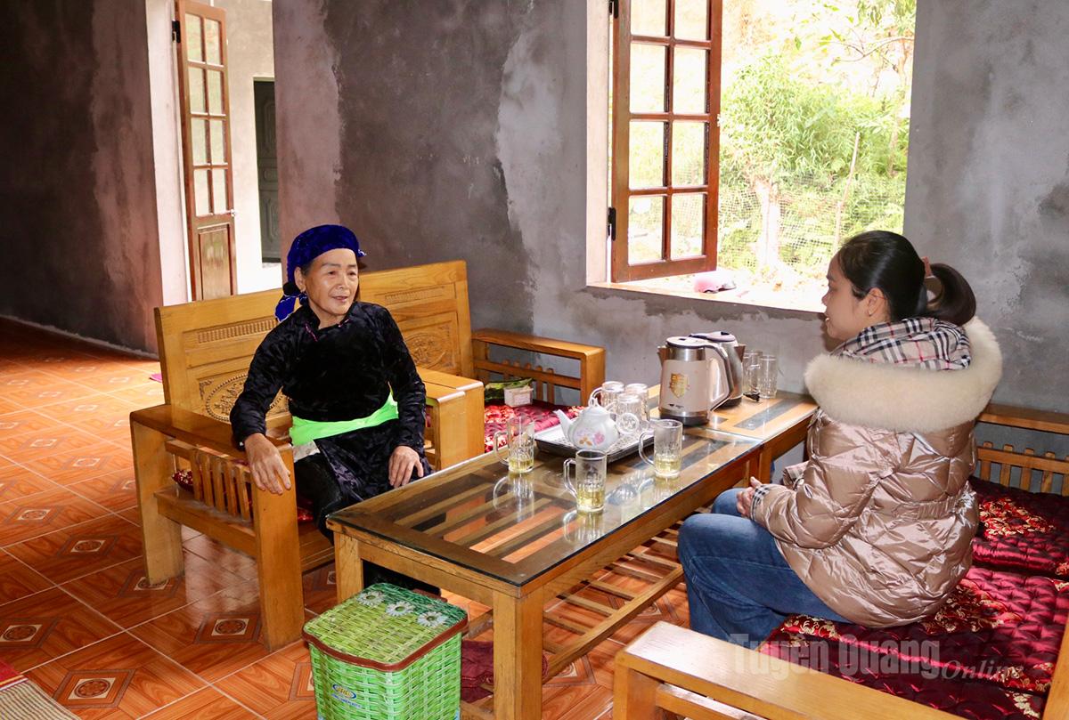 Cán bộ xã Ngọc Đường thăm hỏi hộ dân sau khi được hỗ trợ xóa nhà tạm, nhà dột nát.