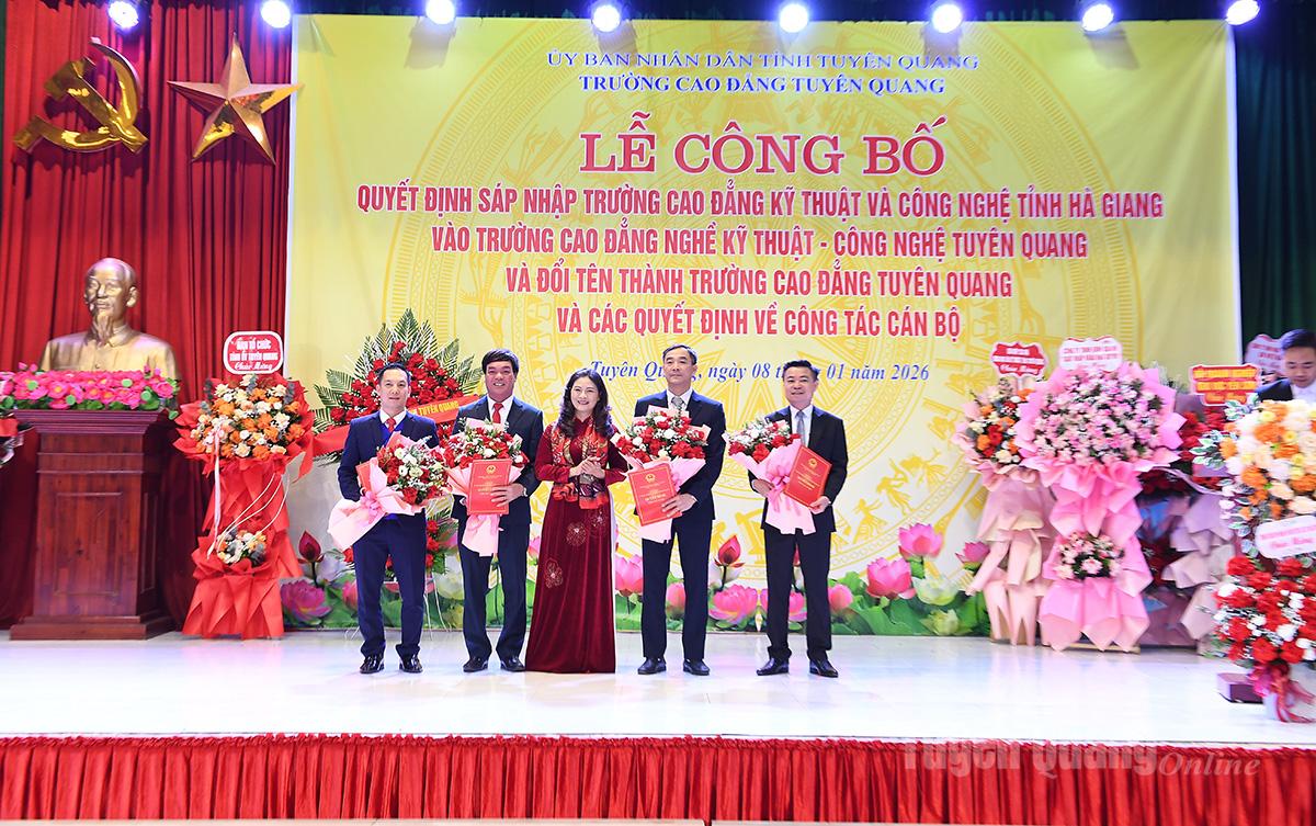 Đồng chí Phó Chủ tịch UBND tỉnh Vương Ngọc Hà trao Quyết định của Chủ tịch UBND tỉnh bổ nhiệm lãnh đạo Trường Cao đẳng Tuyên Quang.