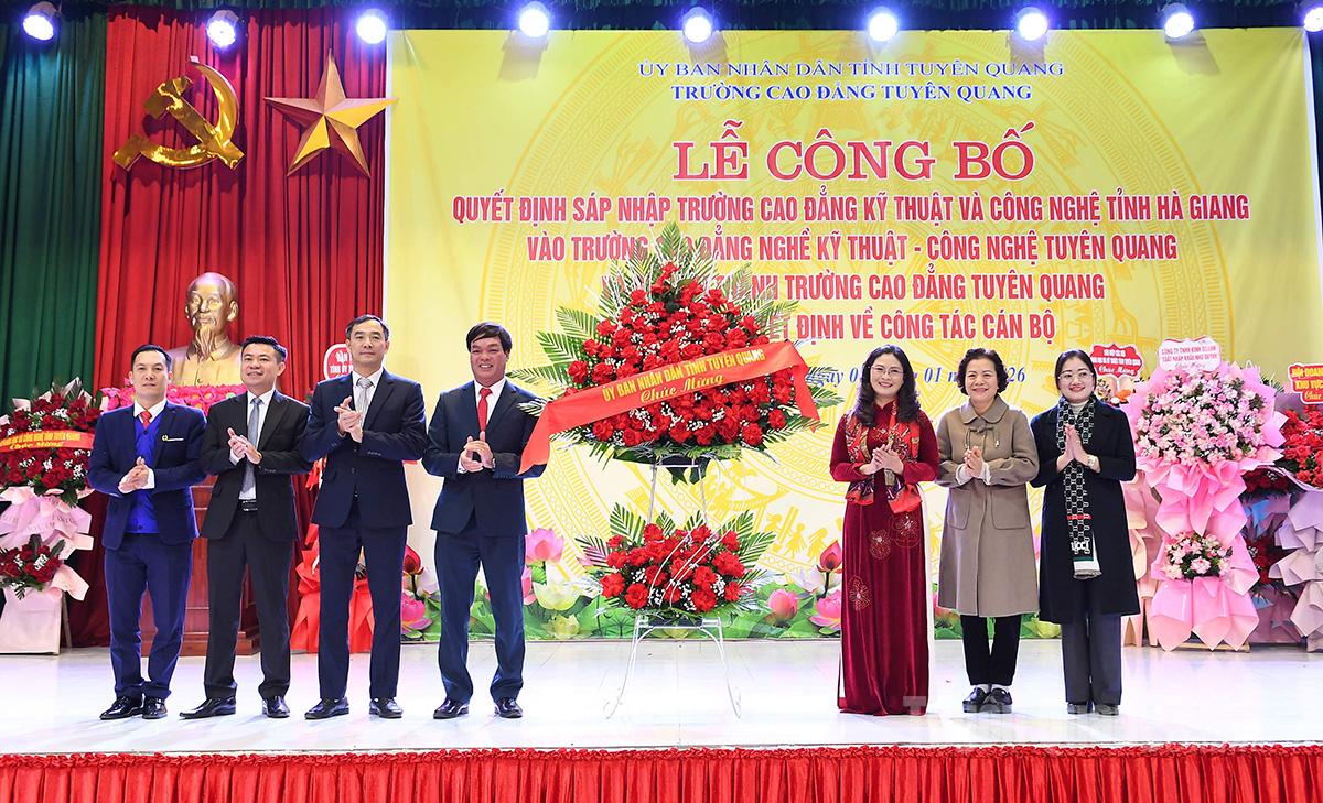 Đồng chí Phó Chủ tịch UBND tỉnh Vương Ngọc Hà tặng hoa chúc mừng Trường Cao đẳng Tuyên Quang.