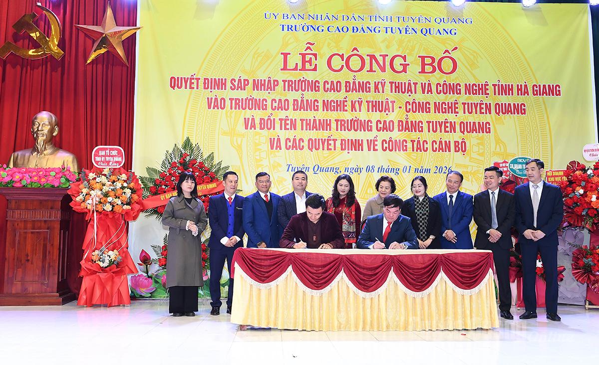 Trường Cao đẳng Tuyên Quang ký kết Thỏa thuận hợp tác đào tạo với đại diện một số doanh nghiệp và đối tác.