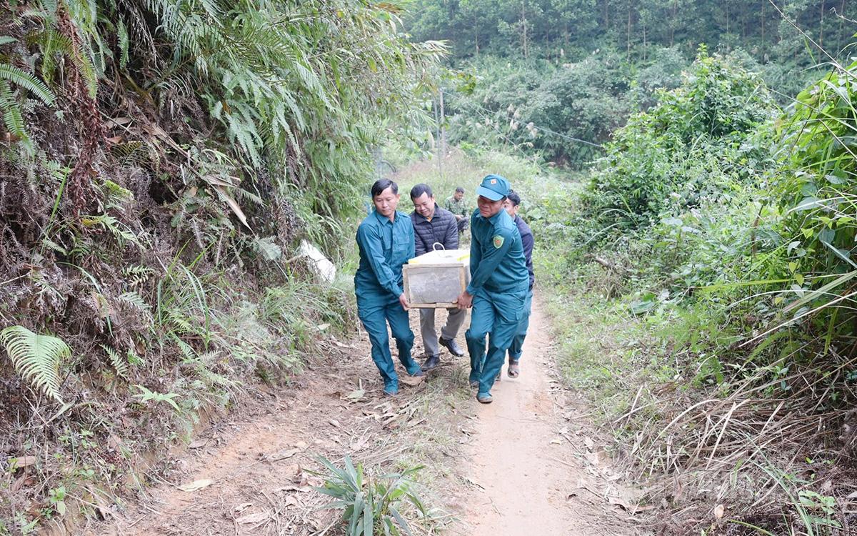 Các lực lượng di chuyển quả bom đến nơi hủy nổ.