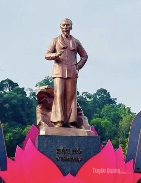  Tượng đài Bác Hồ ở Tân Trào. 