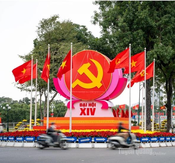 Không khí trang trọng, phấn khởi chào mừng Đại hội đại biểu toàn quốc lần thứ XIV của Đảng lan tỏa trên khắp các tuyến phố.