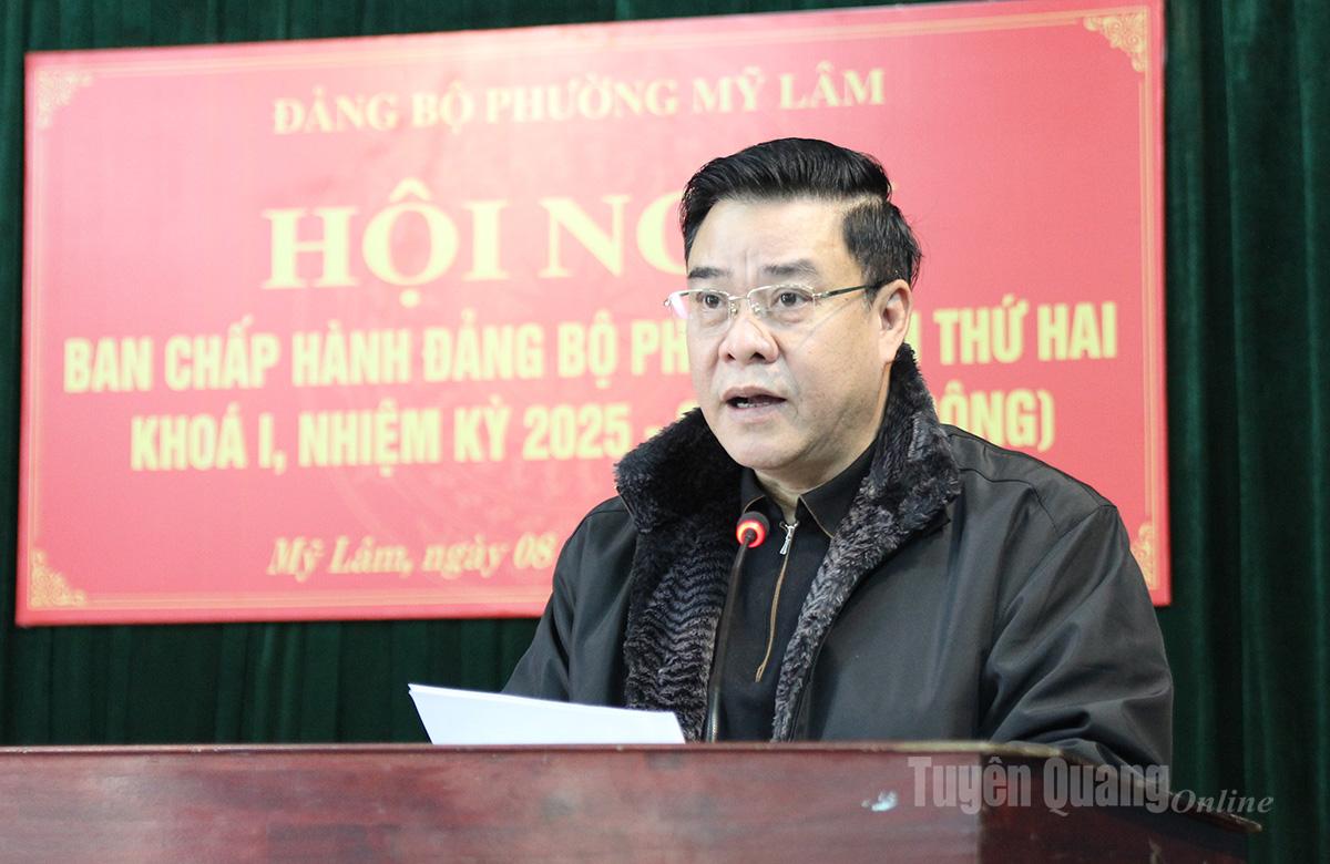 Đồng chí Phó Chủ tịch UBND tỉnh Hoàng Gia Long phát biểu ý kiến tại hội nghị.