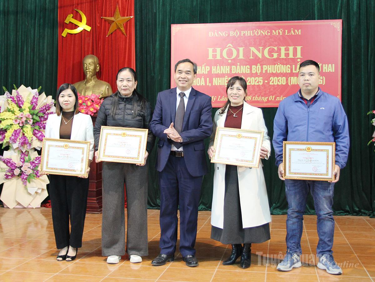 Bí thư Đảng ủy phường Mỹ Lâm trao giấy khen cho các cá nhân có thành tích xuất sắc trong thực hiện nhiệm vụ.