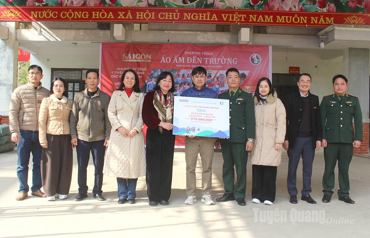 Đại diện Báo Sài Gòn Giải Phóng trao hỗ trợ trong Chương trình “Áo ấm đến trường” cho Trường Phổ thông Dân tộc Bán trú Tiểu học Sơn Vĩ, xã Sơn Vĩ.
