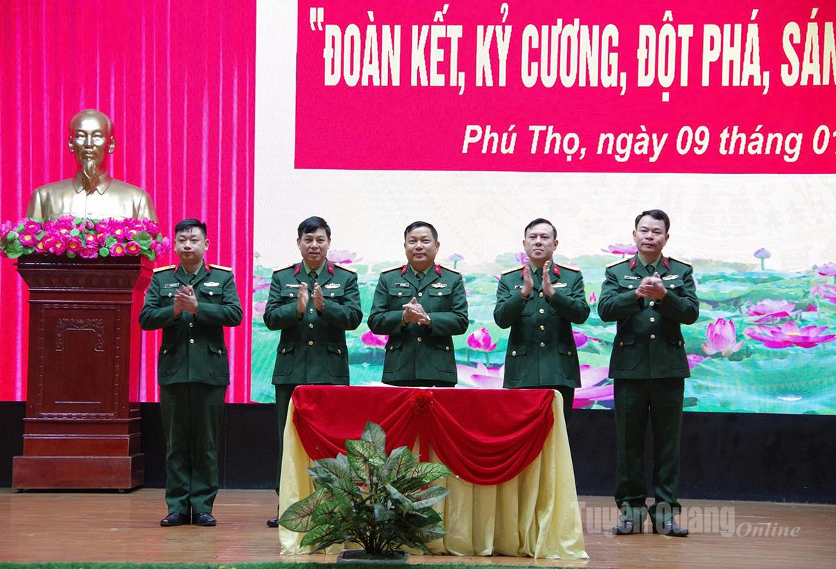 Các cơ quan, đơn vị ký kết giao ước thi đua.