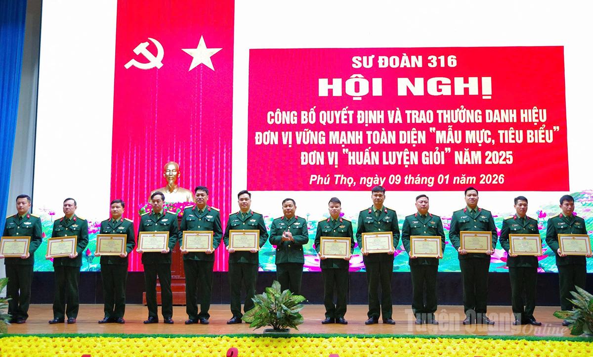 Đại tá Bùi Thế Dũng, Sư đoàn trưởng trao thưởng cho các đơn vị đạt danh hiệu Vững mạnh toàn diện.