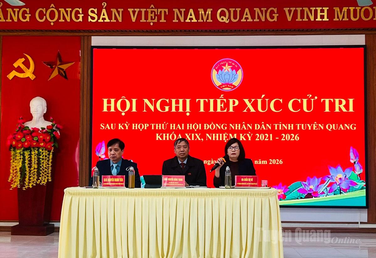 Đồng chí Nguyễn Hồng Trang, Ủy viên Ban Thường vụ Tỉnh ủy, Phó Bí thư Thường trực chuyên trách Đảng ủy các cơ quan Đảng tỉnh tiếp xúc cử tri xã Tân Long