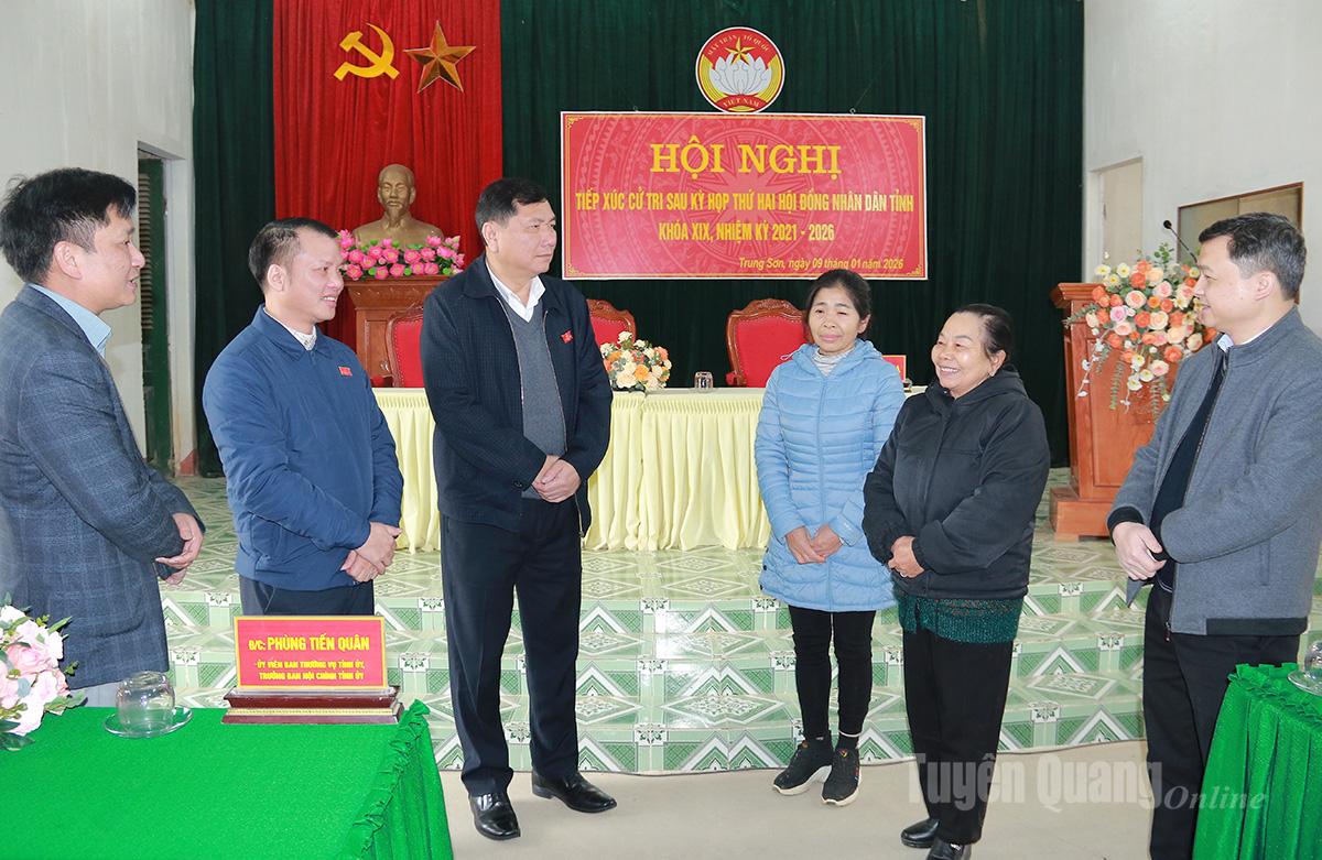 Đồng chí Phùng Tiến Quân, Ủy viên Ban Thường vụ Tỉnh ủy, Trưởng ban Nội chính Tỉnh ủy, đại biểu HĐND tỉnh khóa XIX trao đổi với các cử tri.