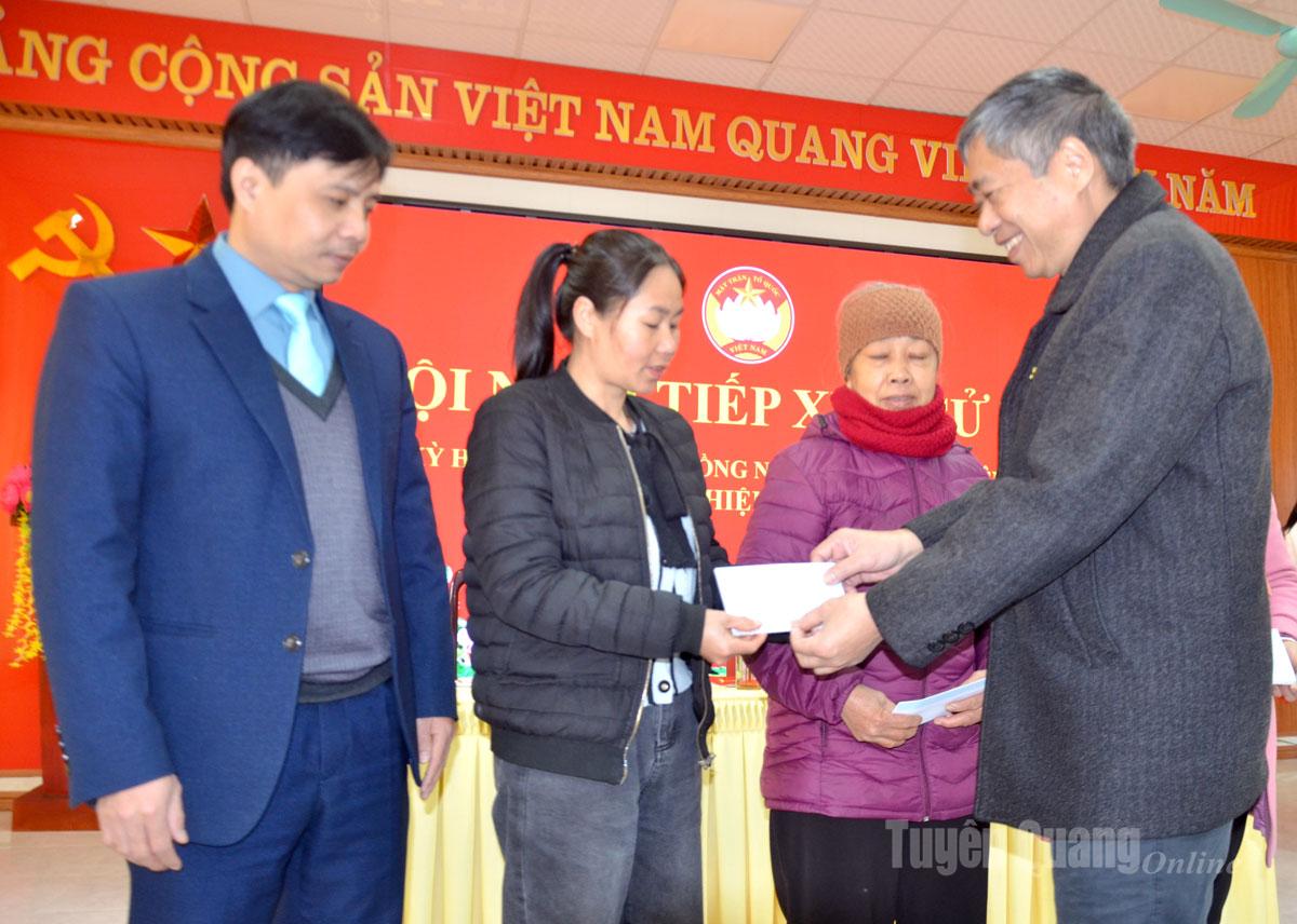 Đồng chí Nguyễn Hồng Trang, Ủy viên Ban Thường vụ Tỉnh ủy, Phó Bí thư Thường trực chuyên trách Đảng ủy các cơ quan Đảng tỉnh tặng quà cho hộ có hoàn cảnh khó khăn xã Tân Long