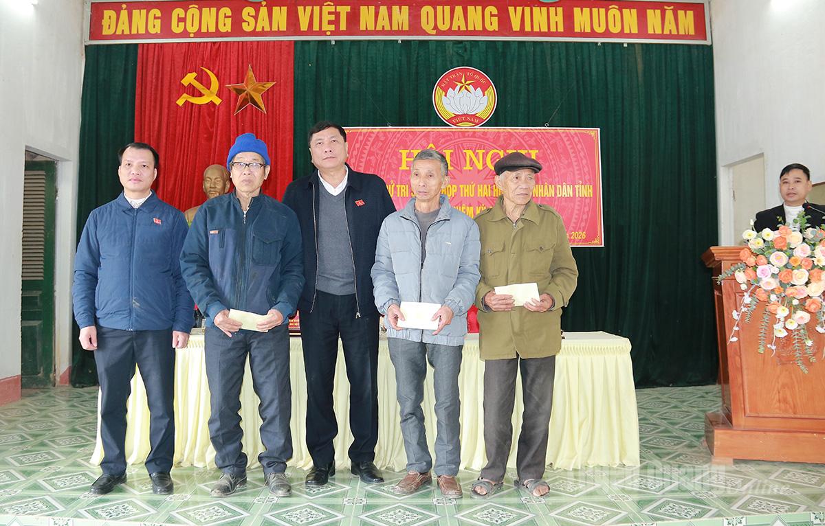 Đồng chí Phùng Tiến Quân, Ủy viên Ban Thường vụ Tỉnh ủy, Trưởng ban Nội chính Tỉnh ủy, đại biểu HĐND tỉnh khóa XIX tặng quà cho các gia đình khó khăn.