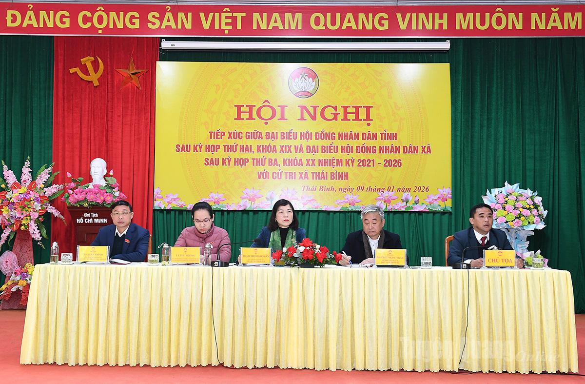 Đồng chí Phó Chủ tịch HĐND tỉnh Phạm Thị Minh Xuân và tổ đại biểu HĐND tỉnh, HĐND xã tiếp xúc cử tri xã Thái Bình.