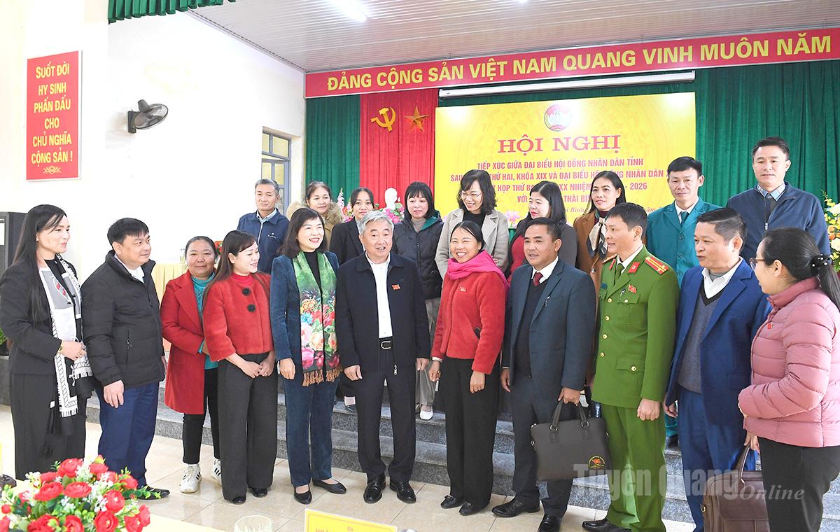 Đồng chí Phó Chủ tịch HĐND tỉnh Phạm Thị Minh Xuân trao đổi với các cử tri xã Thái Bình.