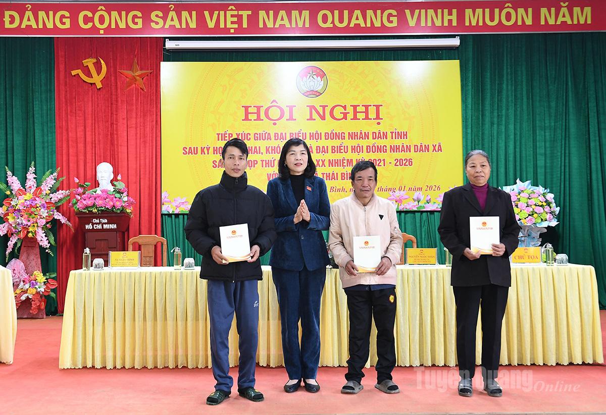 Đồng chí Phó Chủ tịch HĐND tỉnh Phạm Thị Minh Xuân tặng quà cho các hộ nghèo xã Thái Bình.