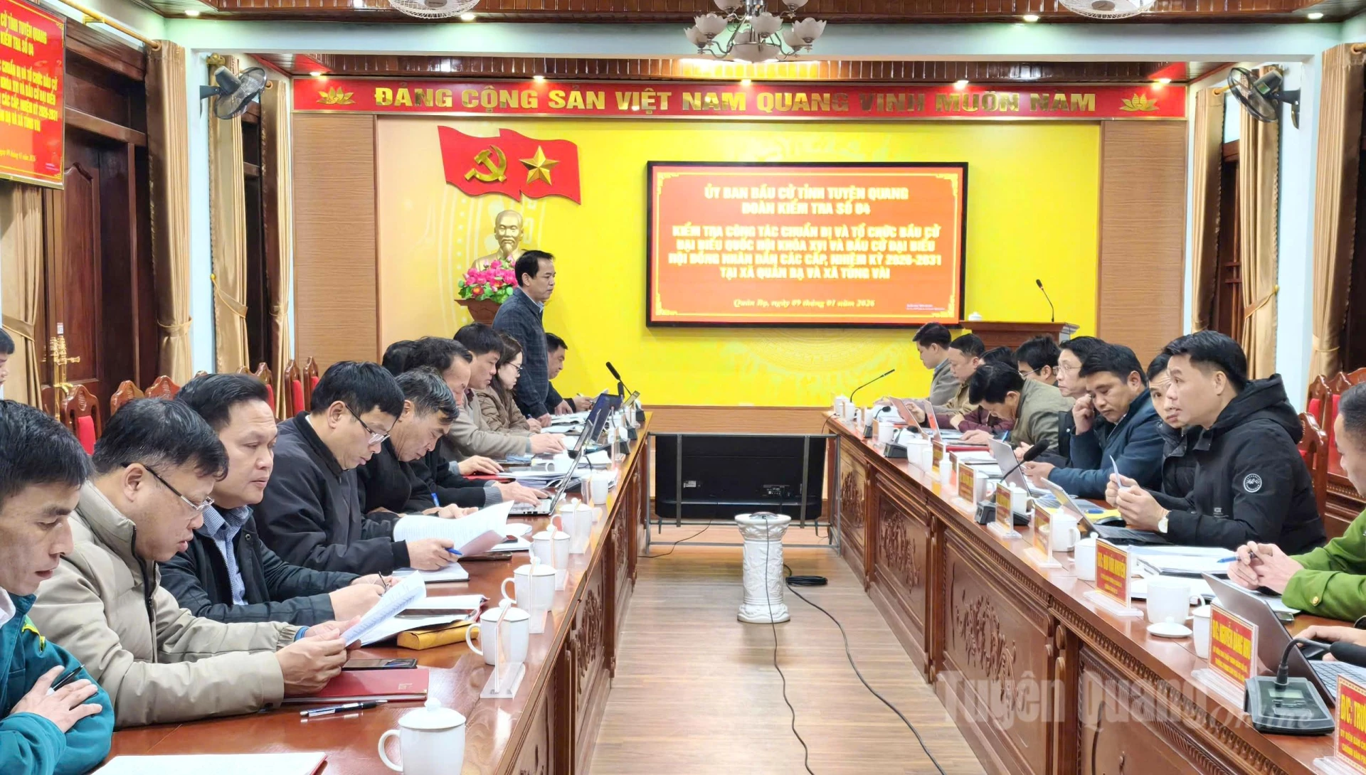  Đoàn kiểm tra số 4 của Ủy ban bầu cử tỉnh làm việc với xã Quản Bạ, Tùng Vài.