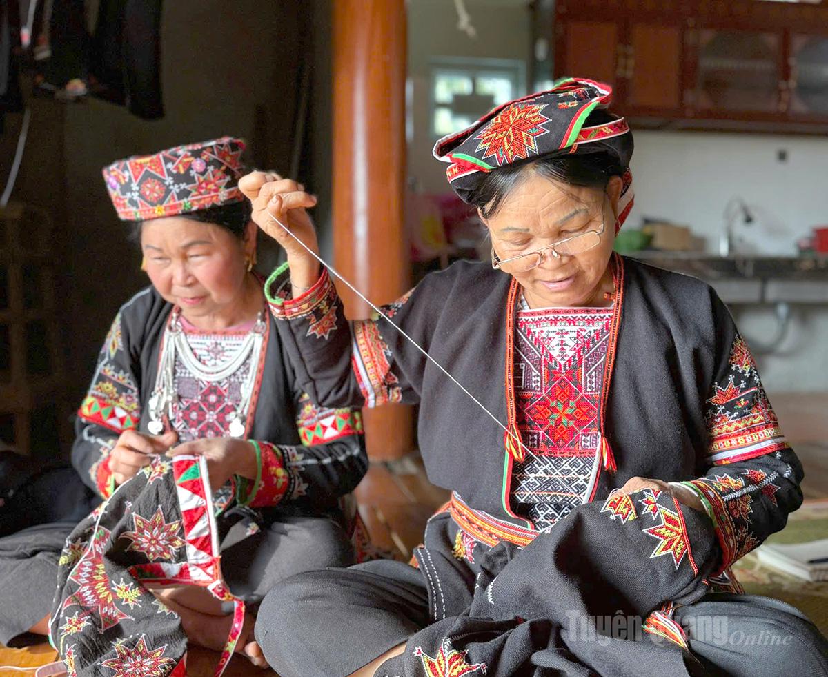 Phụ nữ Dao quần trắng ở Đá Bàn 2 lưu giữ nghề thêu trang phục truyền thống.