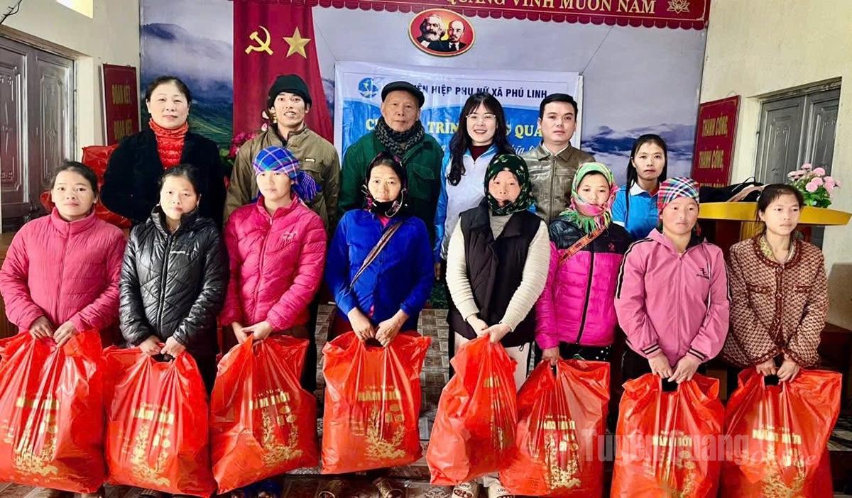 Các đại biểu trao quà cho hội viên phụ nữ có hoàn cảnh khó khăn.