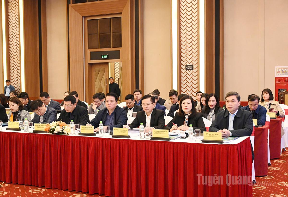 Đồng chí Ma Thế Hồng, Phó Bí thư Tỉnh ủy, Chủ tịch Ủy ban MTTQ tỉnh và các đồng chí Ủy viên Ban Thường vụ Tỉnh ủy tham dự hội thảo.