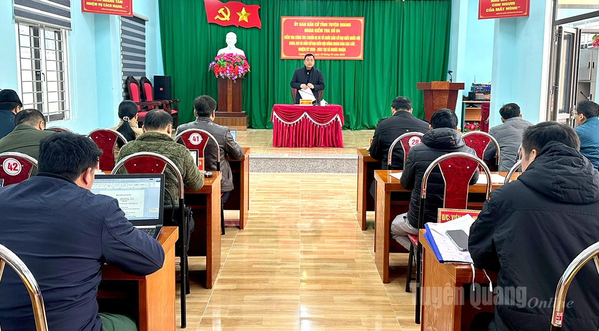 Đồng chí Nguyễn Chí Thâm, Ủy viên Ban Chấp hành Đảng bộ tỉnh, Phó Chủ nhiệm Thường trực Ủy ban Kiểm tra Tỉnh ủy phát biểu tại buổi làm việc với xã Nghĩa Thuận.