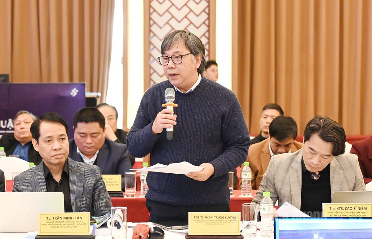 Phó Giáo sư, Tiến sĩ Phạm Trung Lương, thành viên Tổ chuyên gia tư vấn quy hoạch Quốc gia đóng góp ý kiến vào điều chỉnh Quy hoạch tỉnh thời kỳ 2021-2030, tầm nhìn đến năm 2050 phát biểu tham luận.