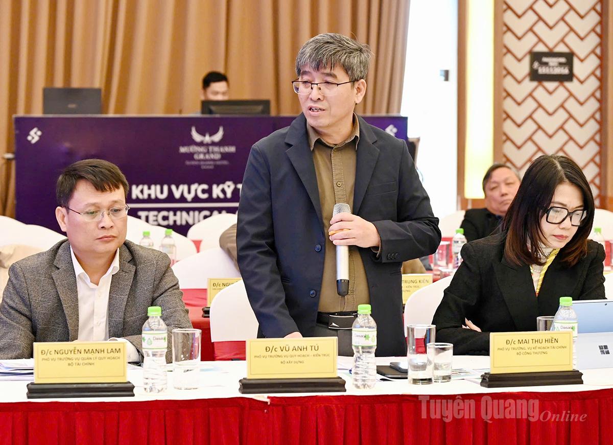 Đại diện Vụ Quy hoạch - Kiến trúc, Bộ Xây dựng tham luận tại hội thảo.