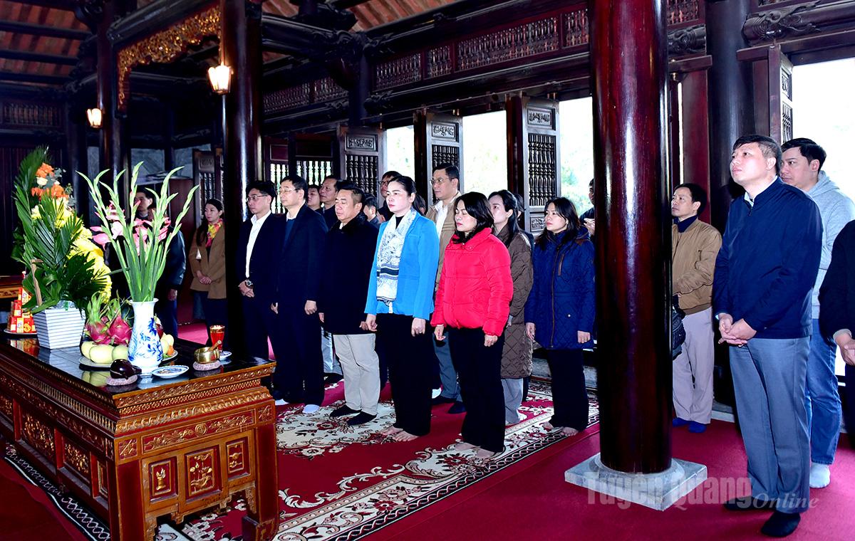 Đoàn công tác dâng hương tại Đền thờ Chủ tịch Hồ Chí Minh, phường Minh Xuân.