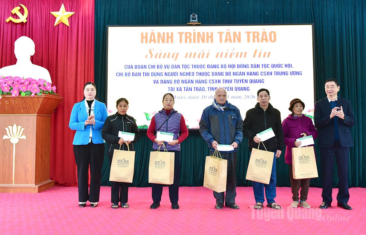 Đồng chí Phó Trưởng đoàn Đại biểu Quốc hội chuyên trách tỉnh Ma Thị Thúy và lãnh đạo Vụ Dân tộc Hội đồng Dân tộc Quốc hội trao quà Tết cho các hộ chính sách.