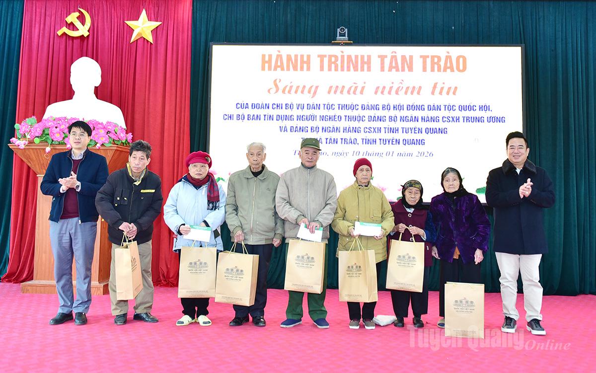 Lãnh đạo Ngân hàng CSXH Việt Nam cùng lãnh đạo xã Tân Trào trao quà Tết cho các gia đình chính sách.