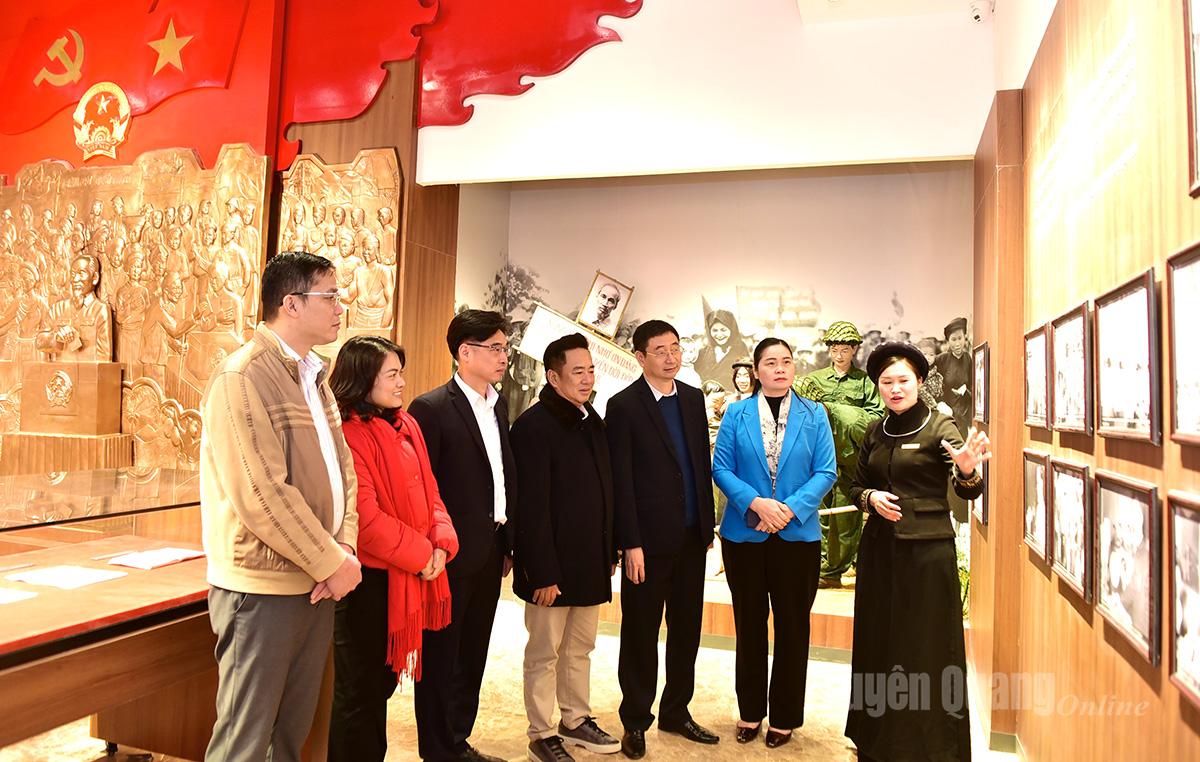 Đoàn công tác dâng hương, nghe giới thiệu về Khu di tích Ban Thường trực Quốc hội.