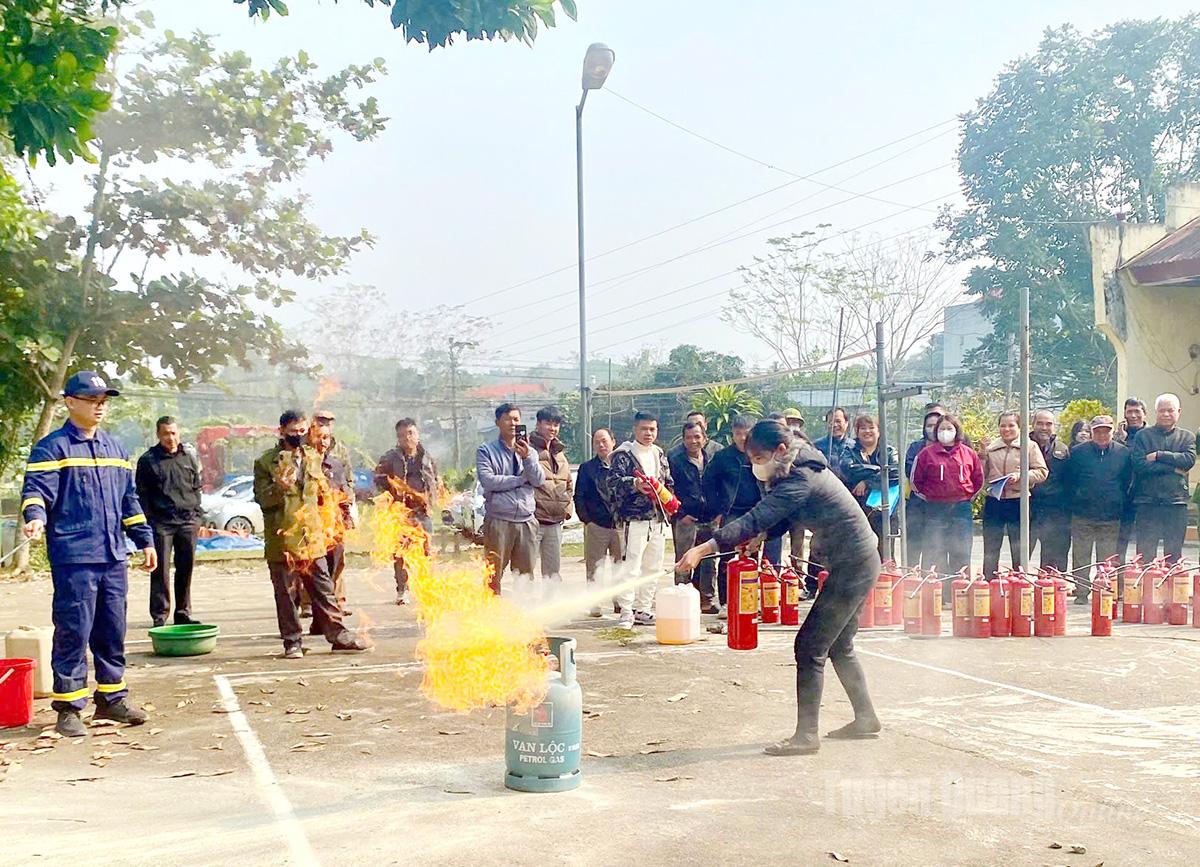 Nội dung thực hành chữa cháy bằng bình xách tay.