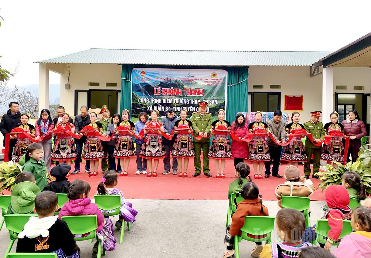  Các nhà tài trợ cắt băng khánh thành công trình.