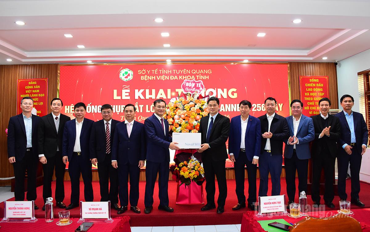 Thứ trưởng Thường trực Bộ Y tế Vũ Mạnh Hà, tặng hoa và quà chúc mừng Bệnh viện Đa khoa tỉnh.