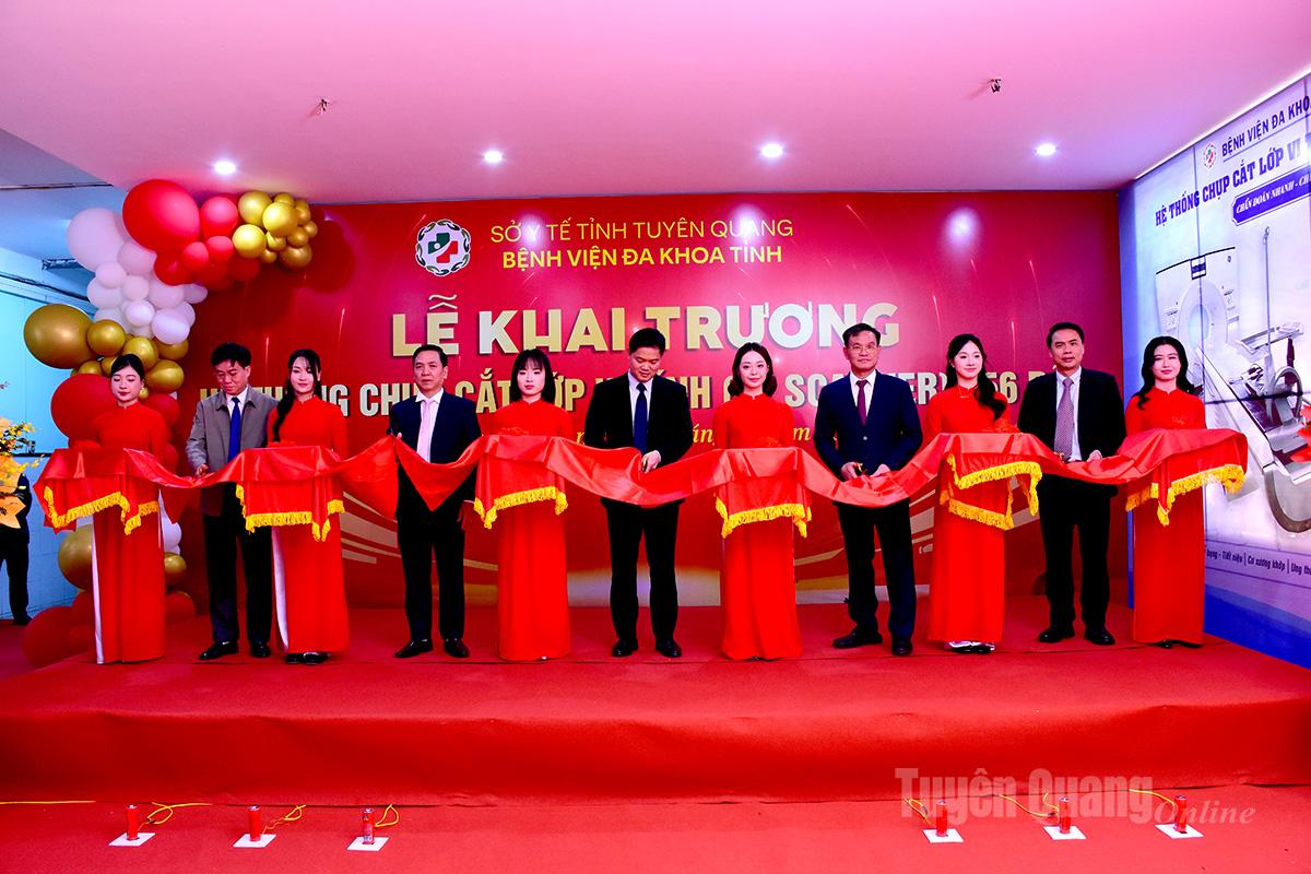 Các đại biểu cắt băng khai trương hệ thống máy chụp cắt lớp vi tính 256 dãy.