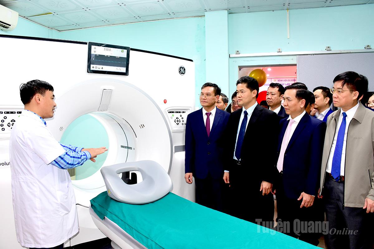 Thứ trưởng Thường trực Bộ Y tế Vũ Mạnh Hà và các đại biểu tham quan hệ thống máy chup cắt lớp vi tính 256 dãy.