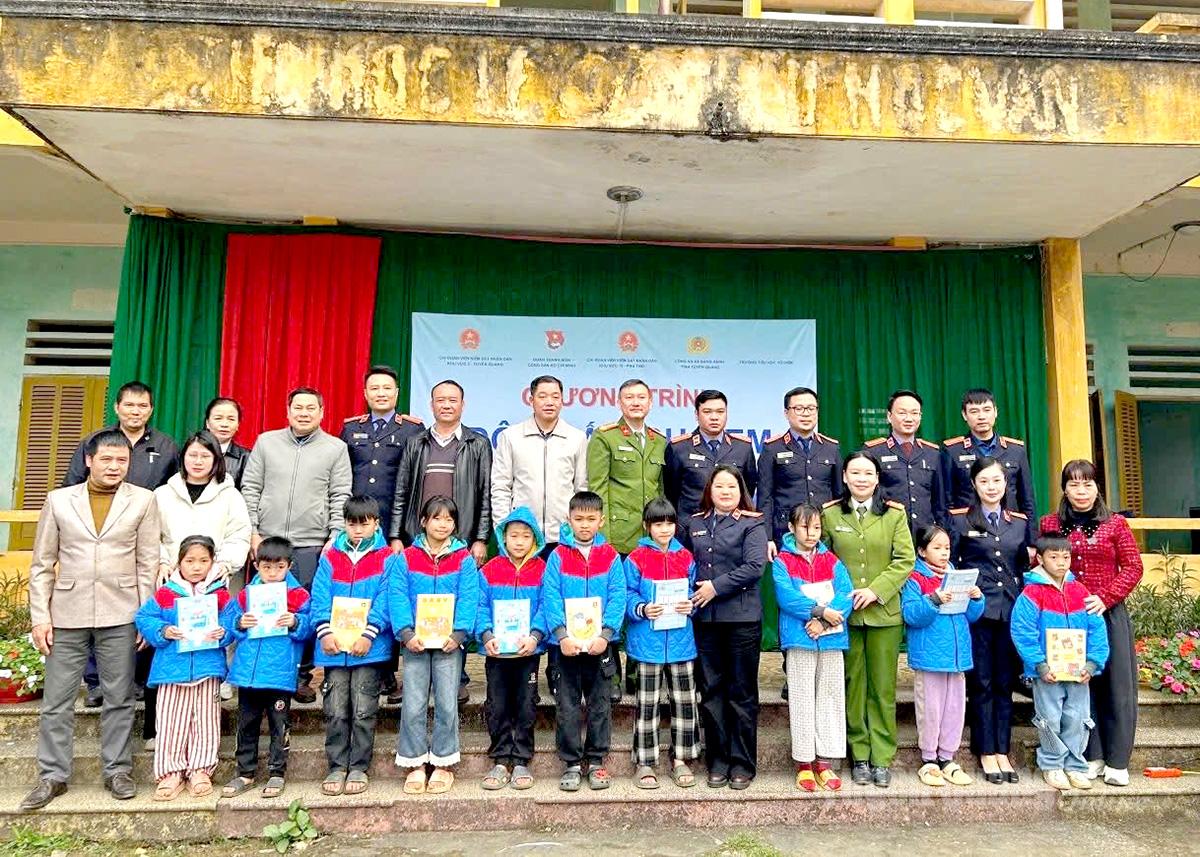 Các đại biểu tặng quà cho các em học sinh.